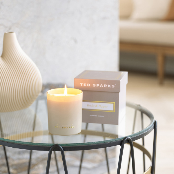 Geurkaars Ted Sparks – Tonka & Pepper (2 formaten)